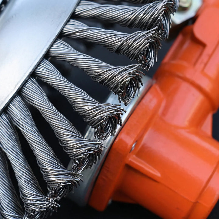 Detaljerad bild av de tvinnade metalltrådarna på trimmerhuvudet