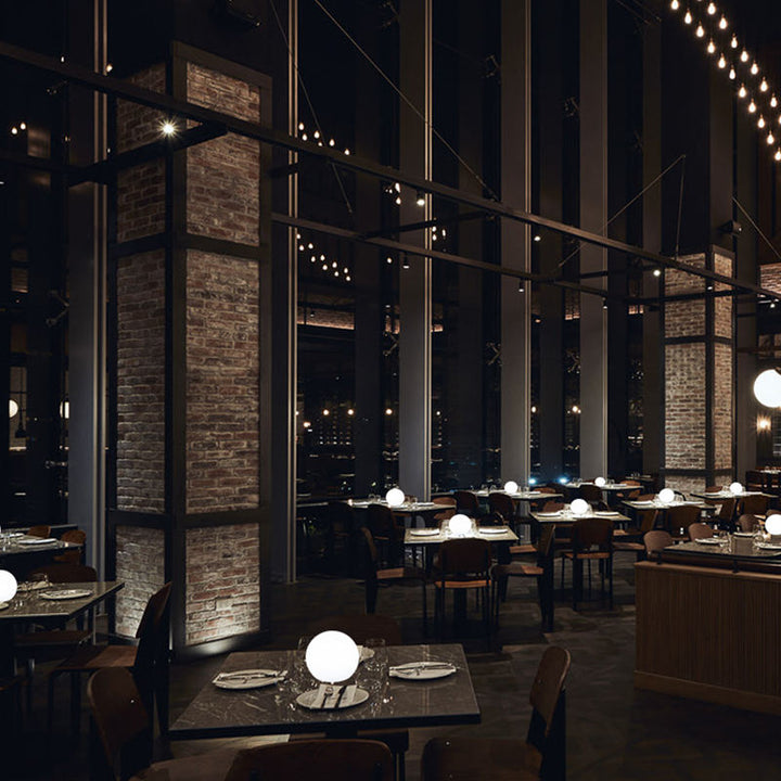 Stämningsfull belysning med flera globlampor i en restaurangmiljö