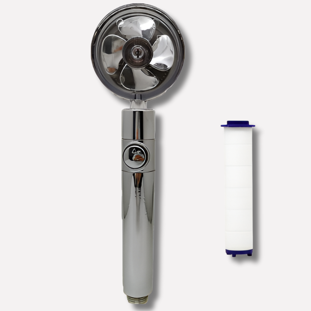 Silverfärgat duschmunstycke med roterande propeller