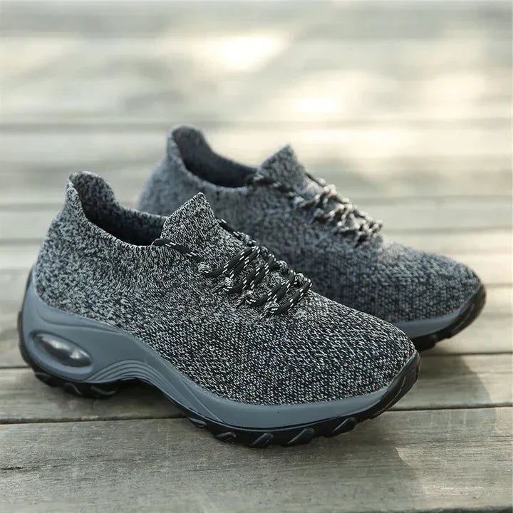 Ergonomiska damsneakers sedda ovanifrån för att visa fotriktig form och sula.