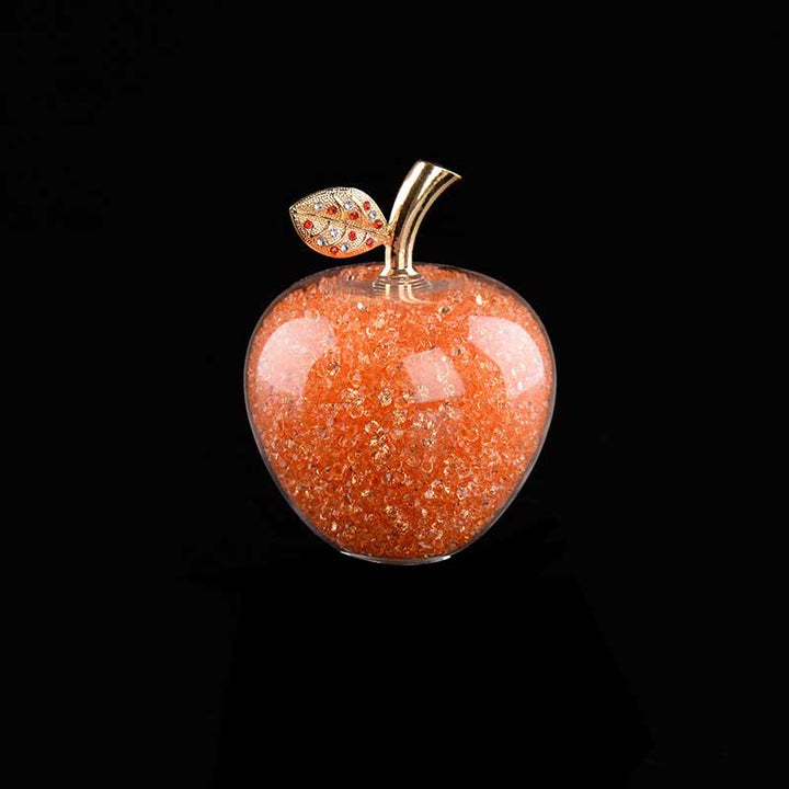 Närbild på handgjord kristalläpple figur med fint slipade detaljer