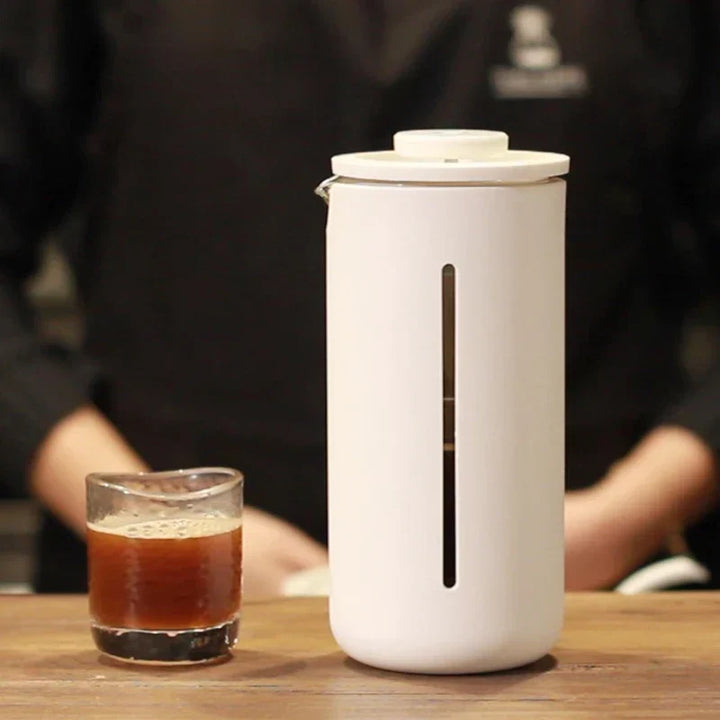 Person som häller upp nybryggt kaffe från en fransk press