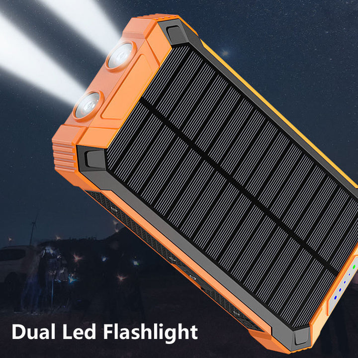 Närbild på den dubbla LED-ficklampan på solcellsladdaren i mörker