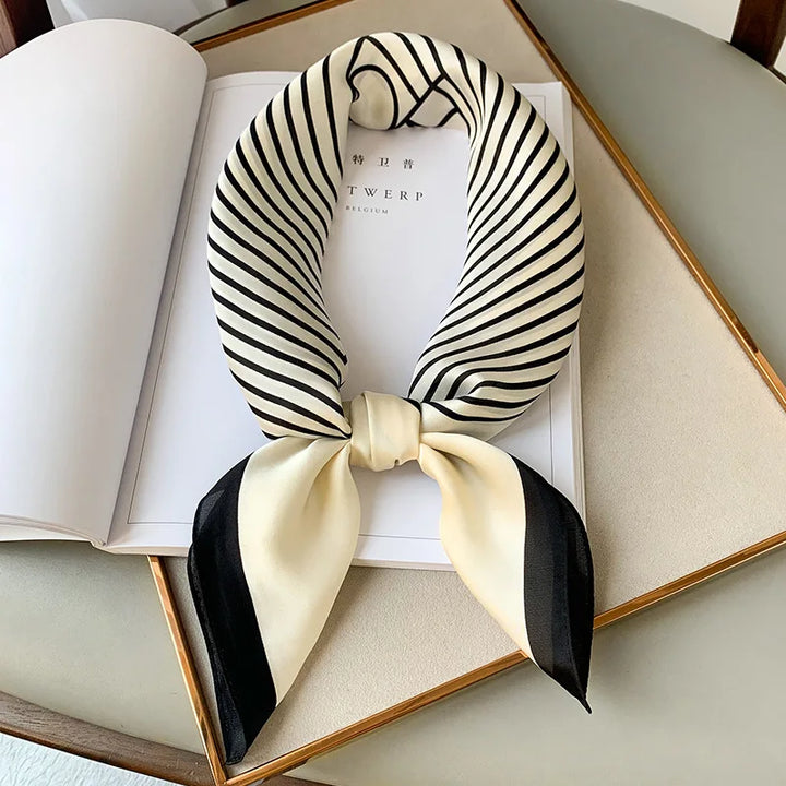 Vit och svart rutig scarf vikt elegant på en bok