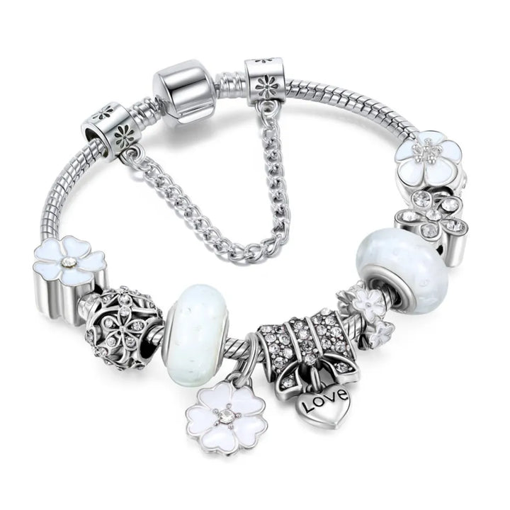 Närbild på silverarmband för dam med detaljrika charm-detaljer