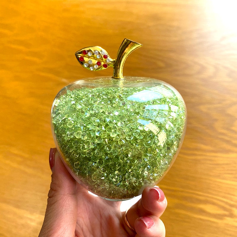 Elegant heminredning med ett gnistrande äpple i klar kristall