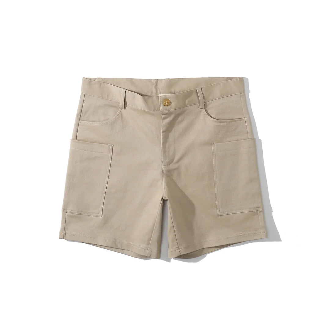 Detaljbild på cargoshorts för män med rymliga fickor och skärp.