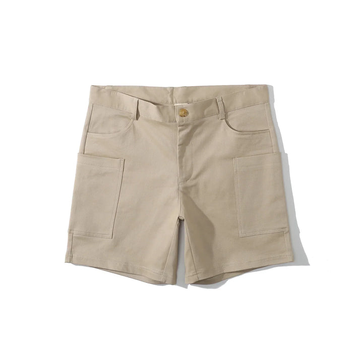 Detaljbild på cargoshorts för män med rymliga fickor och skärp.