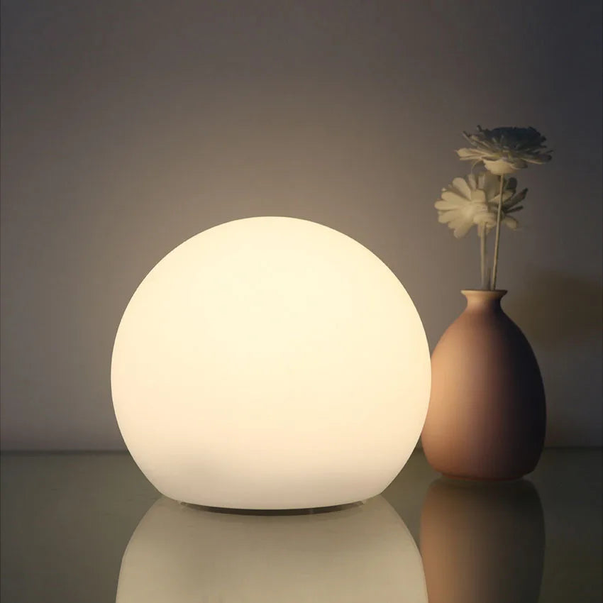 Stämningsfull heminredning med en färgstark trådlös LED globlampa