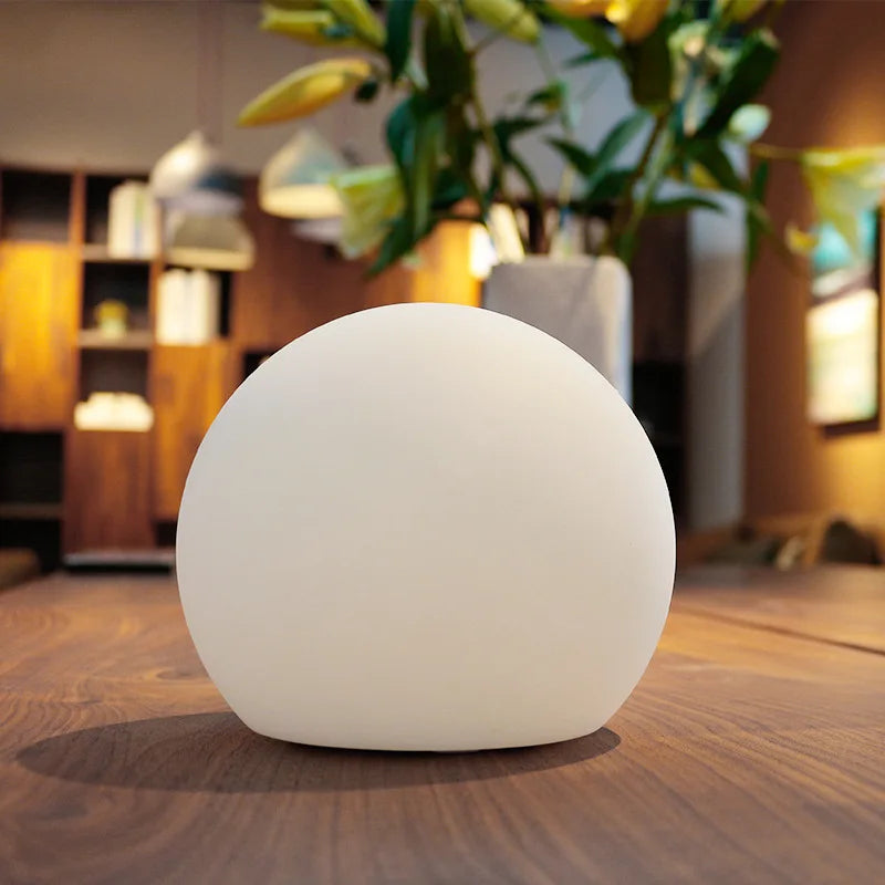 Närbild på den trådlösa LED globlampan med fokus på dess ljuseffekt