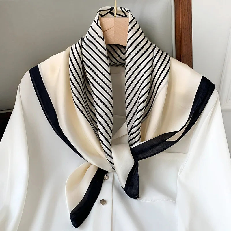 Dam rutig scarf i klassisk design med mjuka färger för vardagsbruk