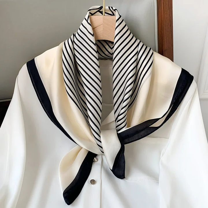 Dam rutig scarf i klassisk design med mjuka färger för vardagsbruk