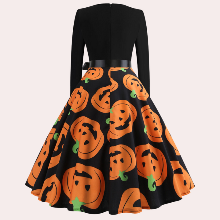 Elegant damklänning för halloween med pumpamönster och långa ärmar, visad i helfigur