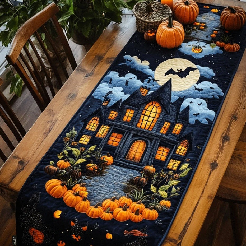 Quiltad bordslöpare med spökhus och pumpamotiv för Halloween
