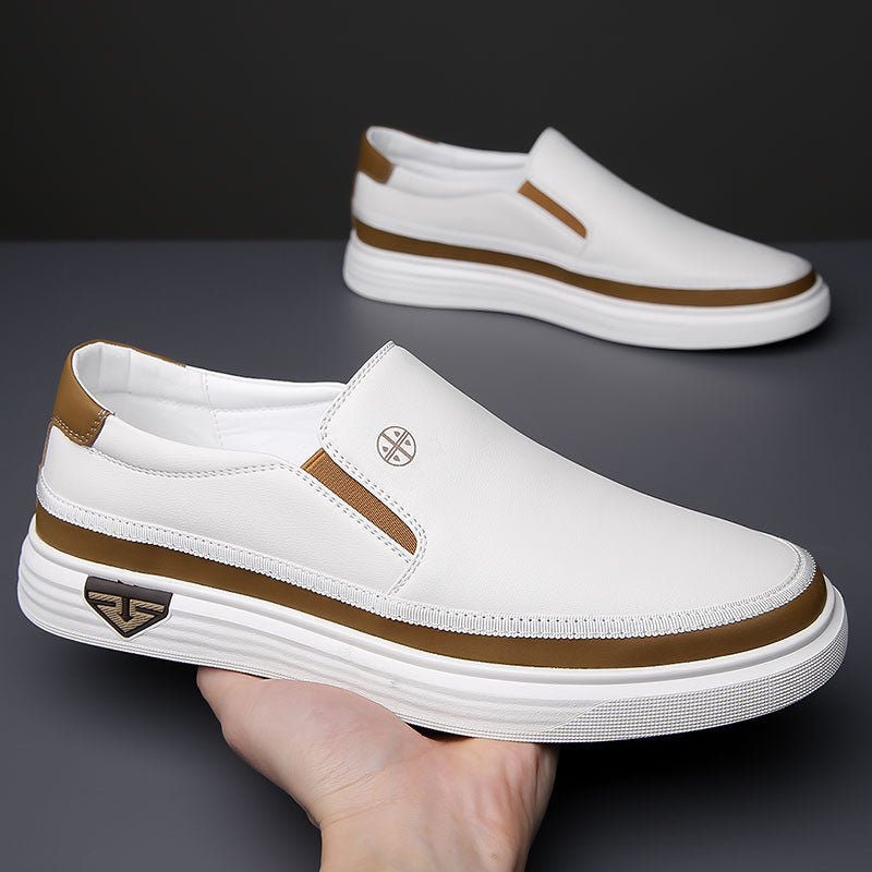 Minimalistiska vita herrslip-ons i lätt och luftig design för vardagsbruk