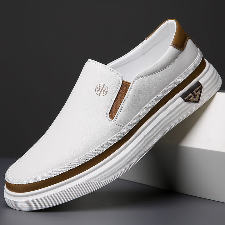 Vit slip-on sko för herrar i nära vinkel
