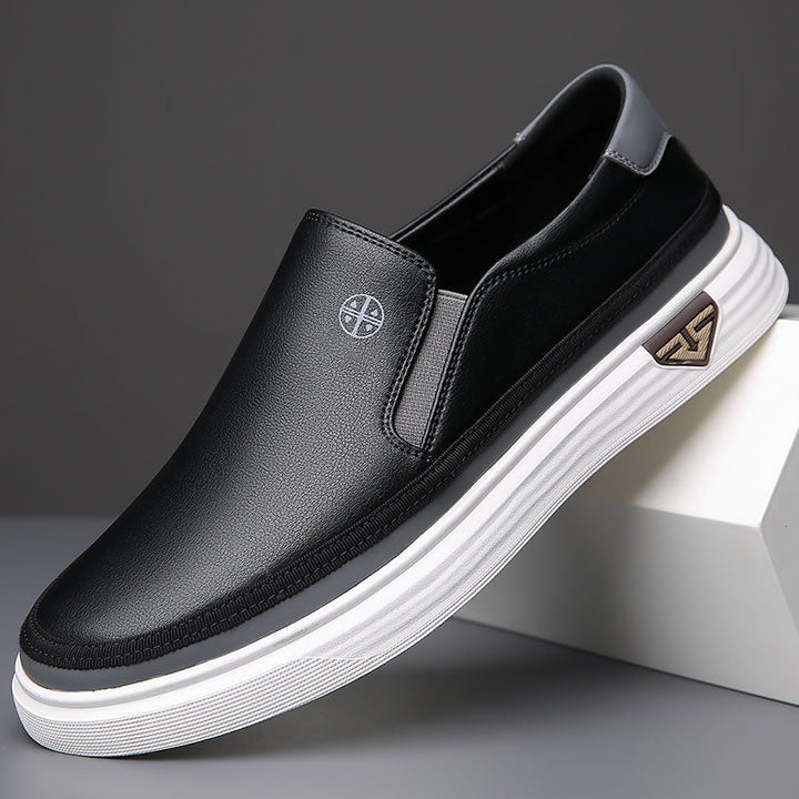 Svart minimalistisk slip-on sko med vit sula