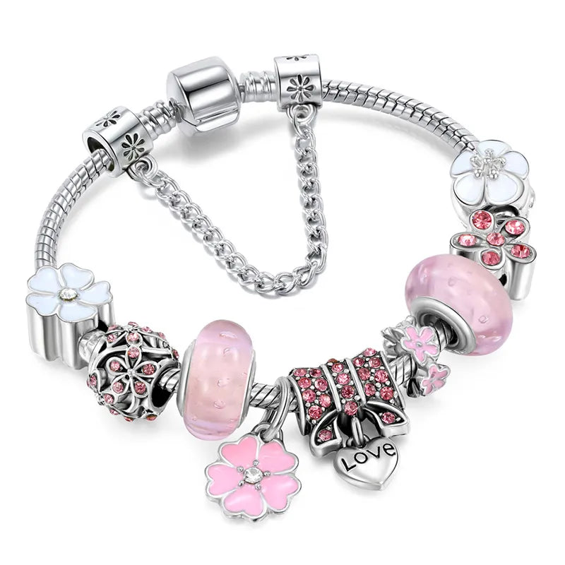Damarmband i silver med blompärlor och hängen på handleden