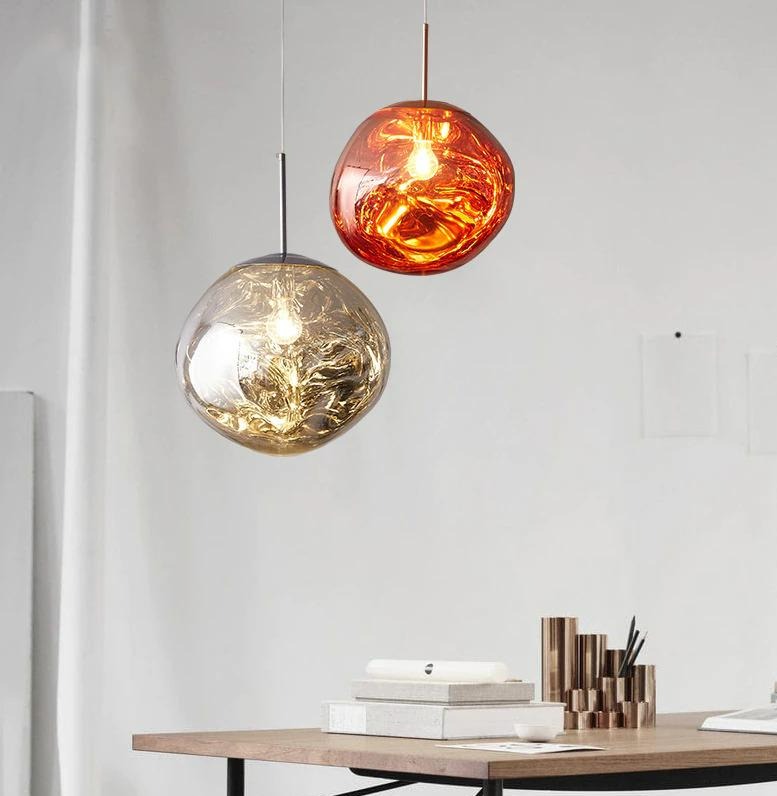 Inredningsdetalj i form av en designad färgstark taklampa