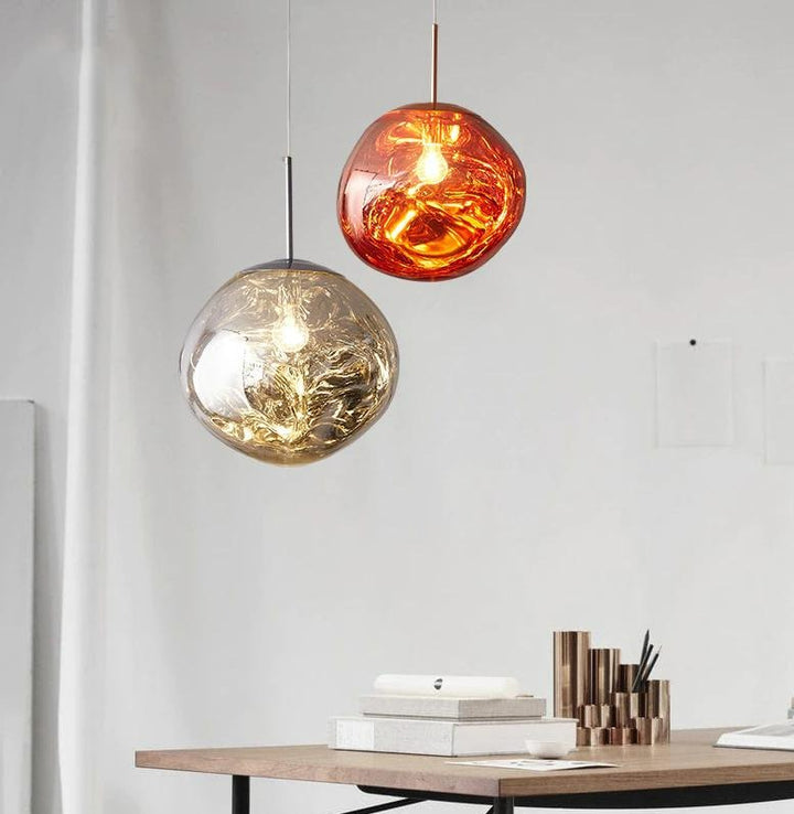 Inredningsdetalj i form av en designad färgstark taklampa