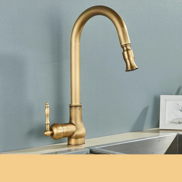 Måttskiss och teknisk vy för Carvallo köksarmatur i antik mässing