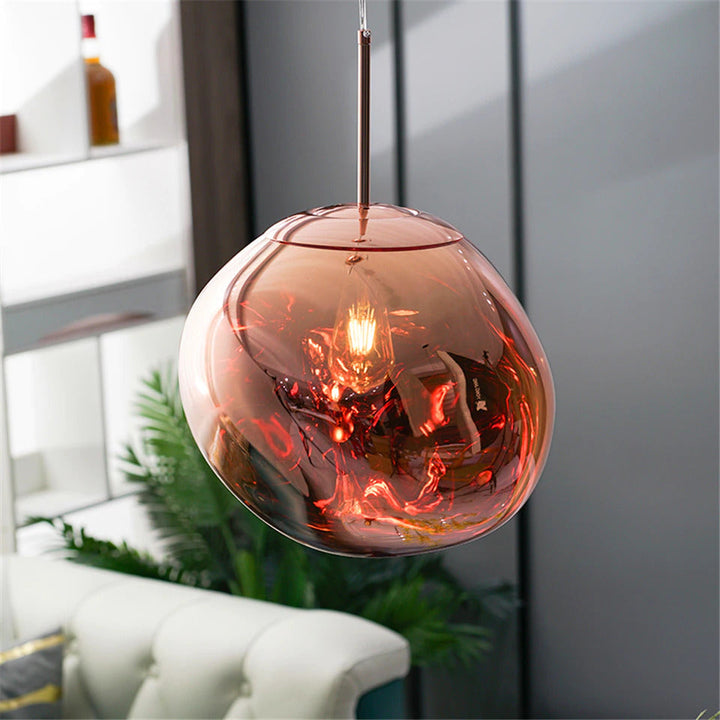 Designlampa med färg som skapar ett varmt och inbjudande ljus