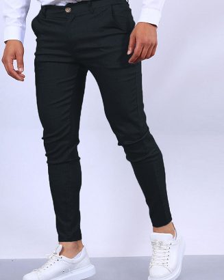 Närbild på fickor och detaljer på slim fit hernjeans