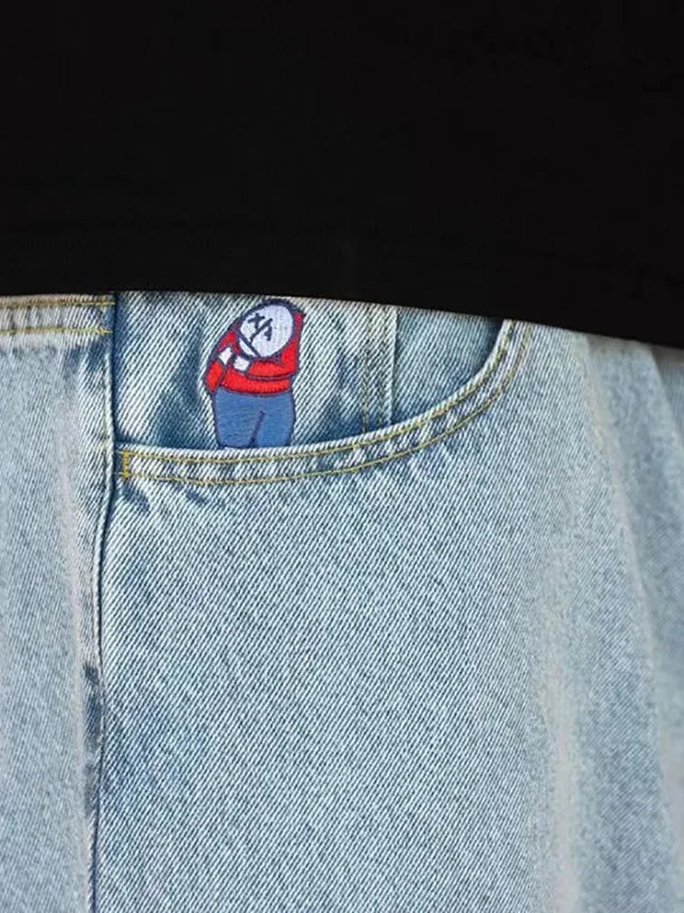 Bakficka och designdetajl på moderna baggy jeans för herrar