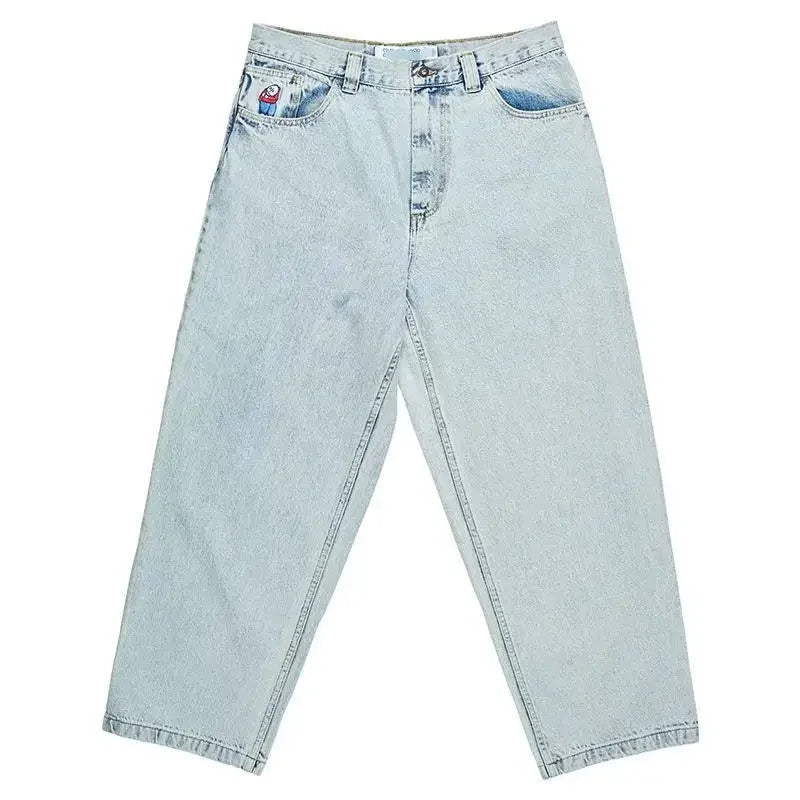 Byxben i vida ben-modell på baggy jeans liggande platt för visning