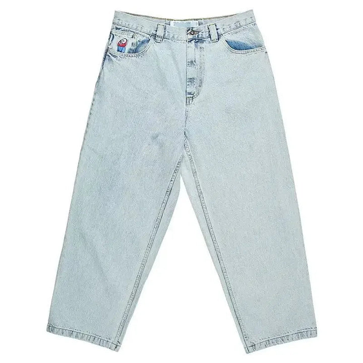 Byxben i vida ben-modell på baggy jeans liggande platt för visning