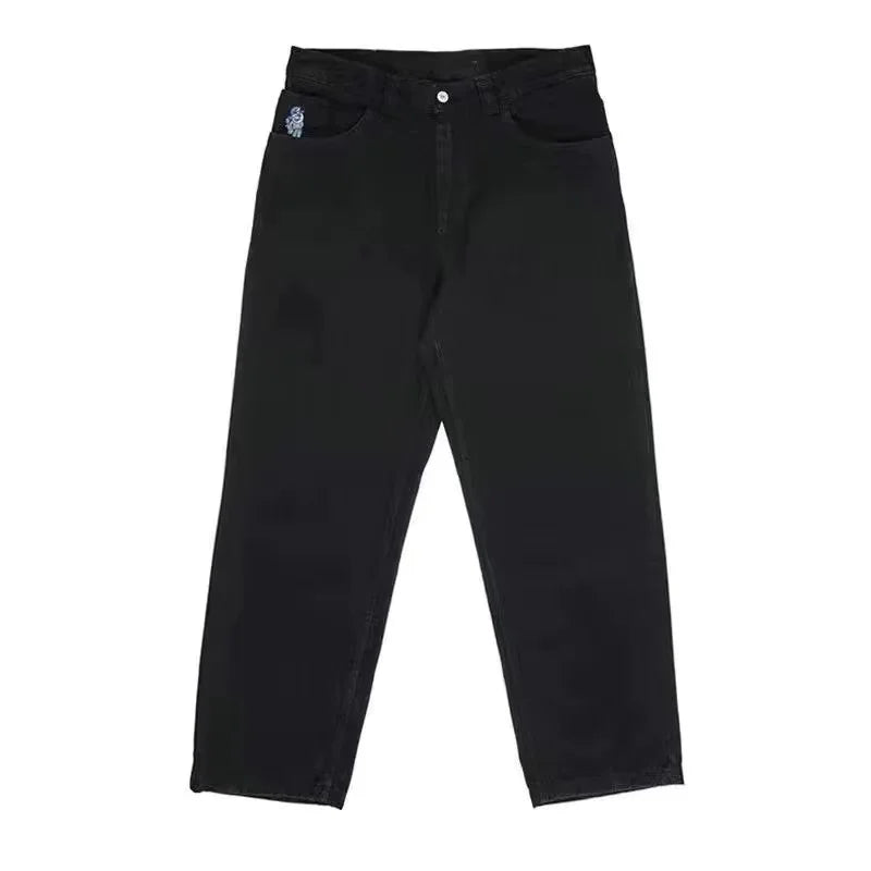 Dynamisk bild av baggy jeans för män i rörelse med vida ben