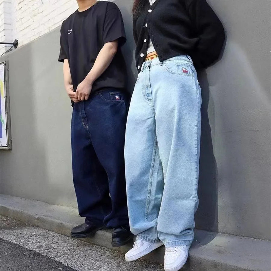 Närbild på midja och knappstängning på herr baggy jeans i slitstark denim