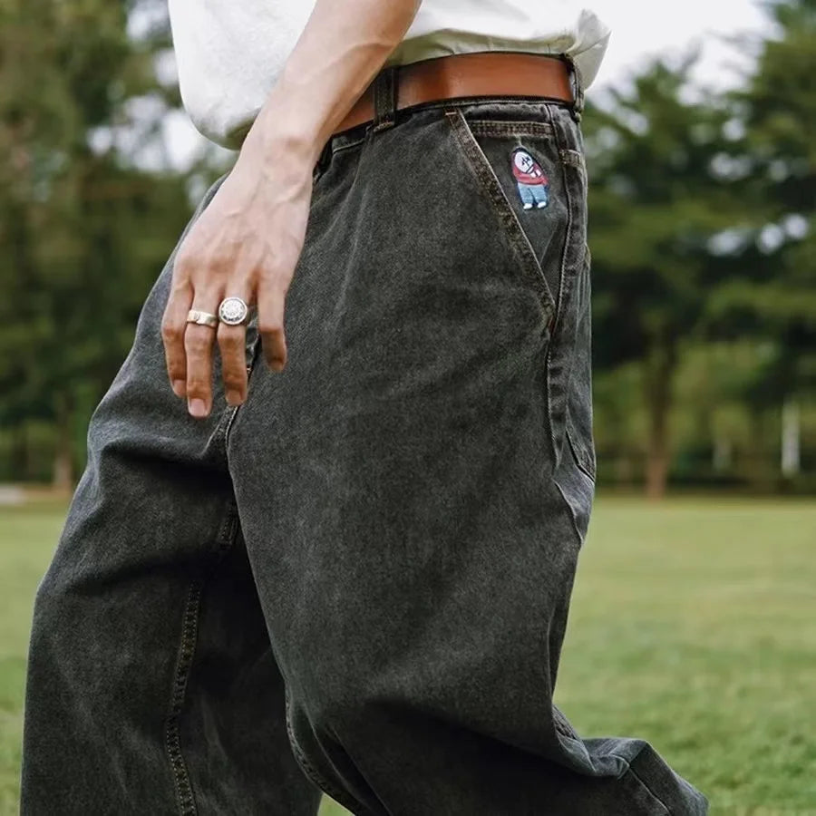 Närbild på denimtyg och textur på bekväma baggy jeans med vida ben