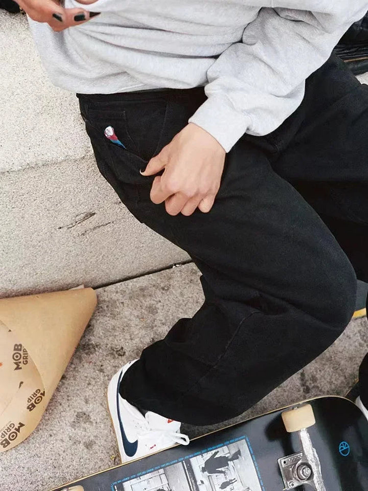 Stilren helhetsbild av modell i vida jeans och streetwear-outfit
