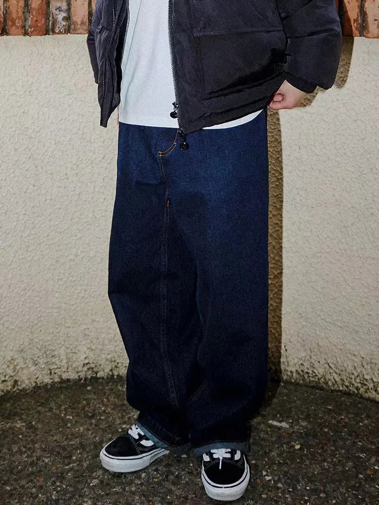 Avslappnad stil med herr baggy jeans kombinerat med vardaglig tröja