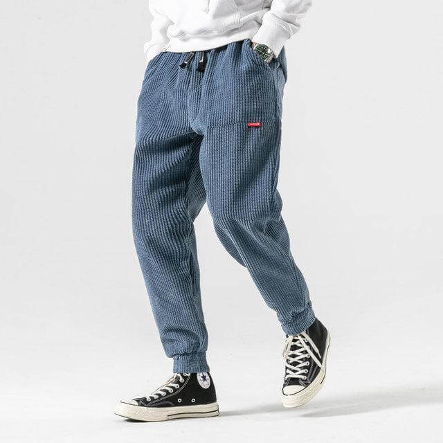 Man i blå byxor med sneakers