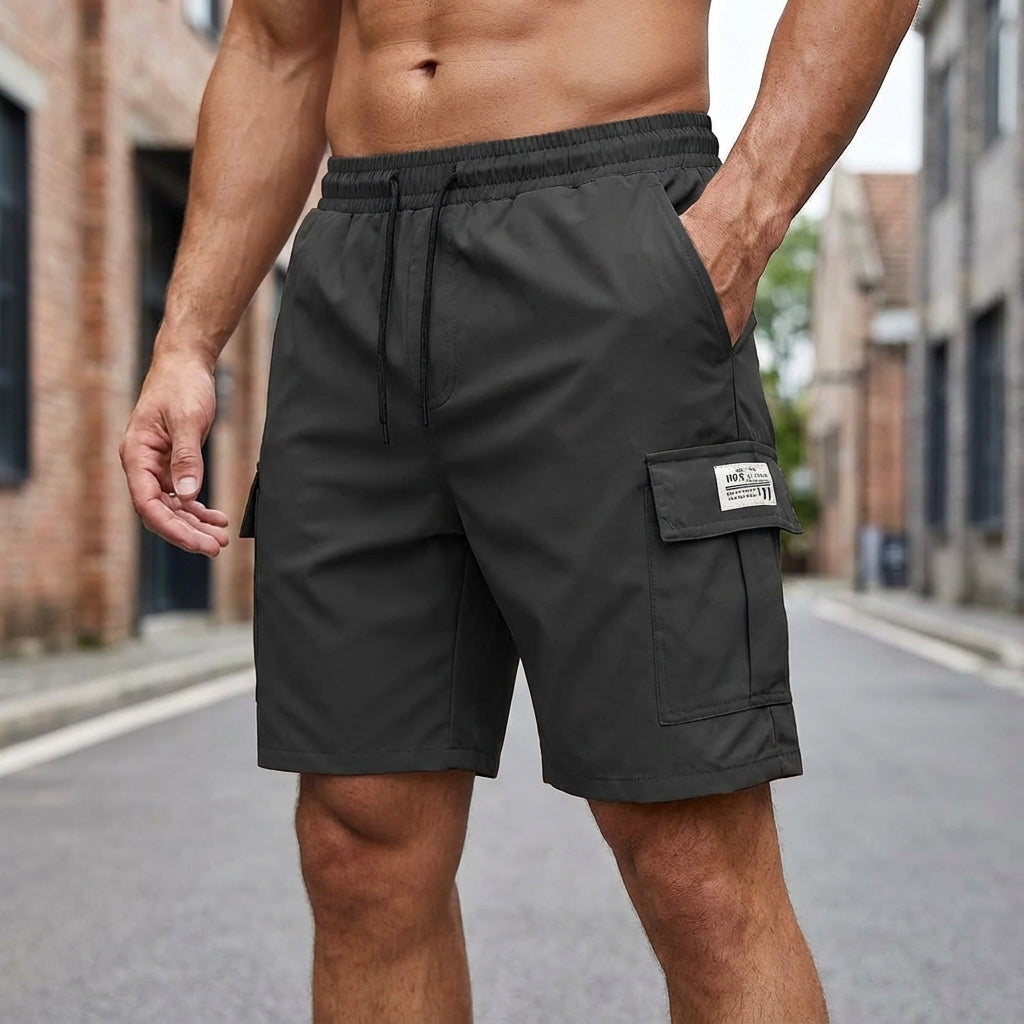 Man i mörka cargoshorts med elastisk midja utomhus