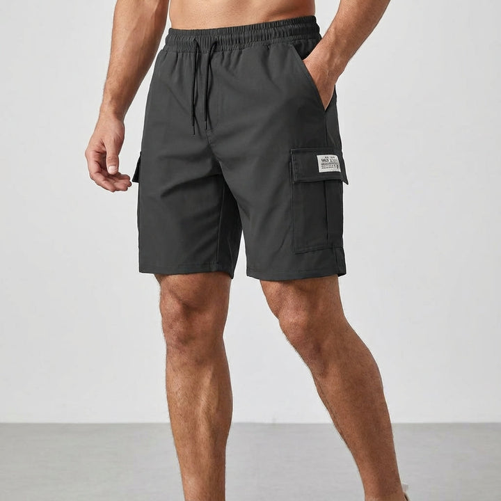 Smidiga herrcargoshorts med rymliga sidofickor i grått