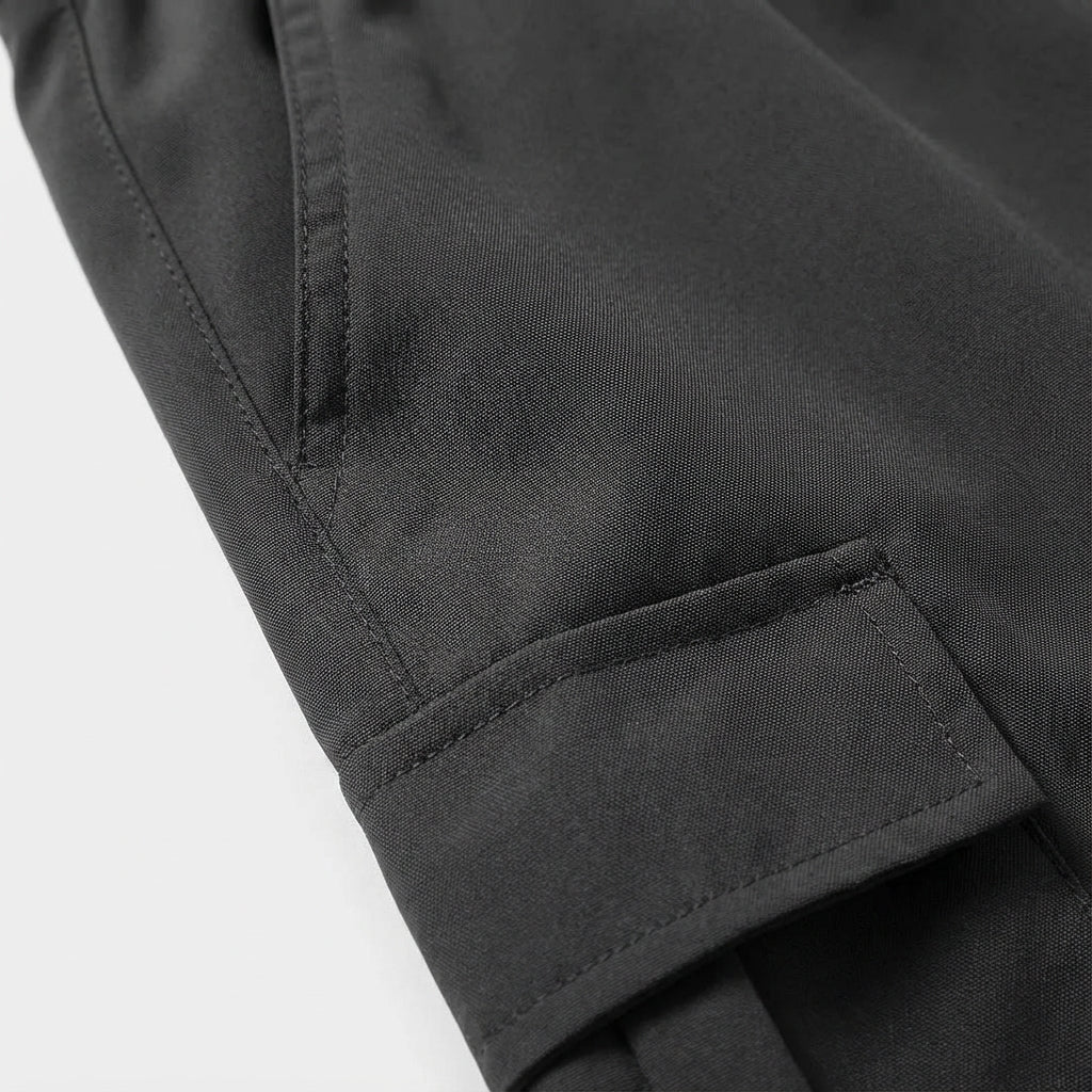 Närbild på det lätta och luftiga tyget på cargoshorts