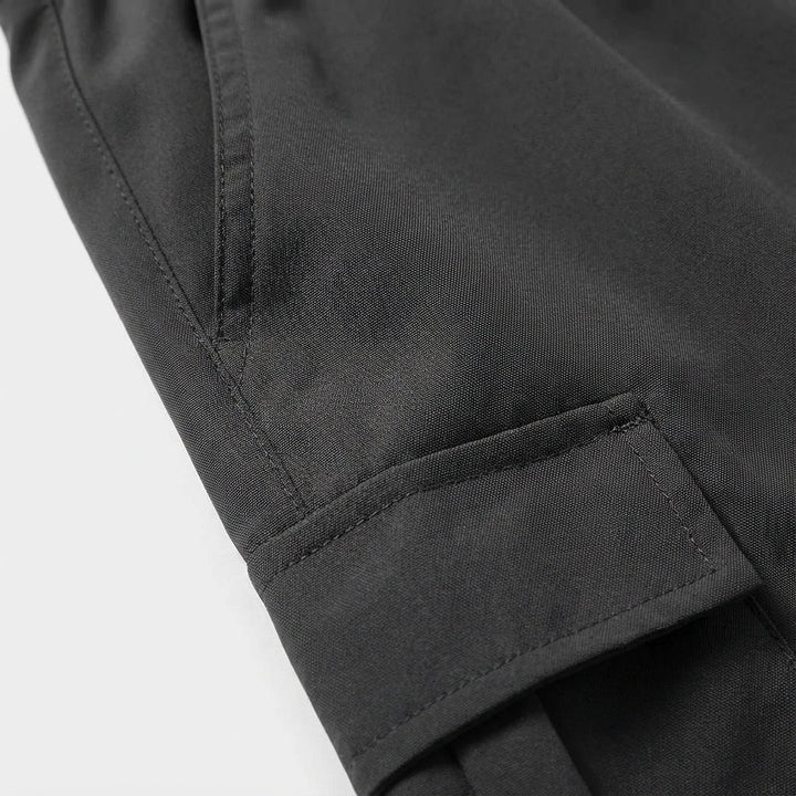 Närbild på det lätta och luftiga tyget på cargoshorts