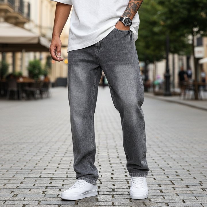 Man som bär grå herrjeans med raka ben på gatan
