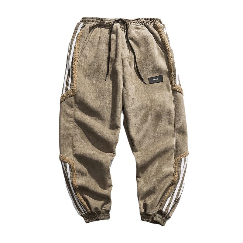 Detaljbild av snygga sömmar och tyg på bekväma joggers för herrar