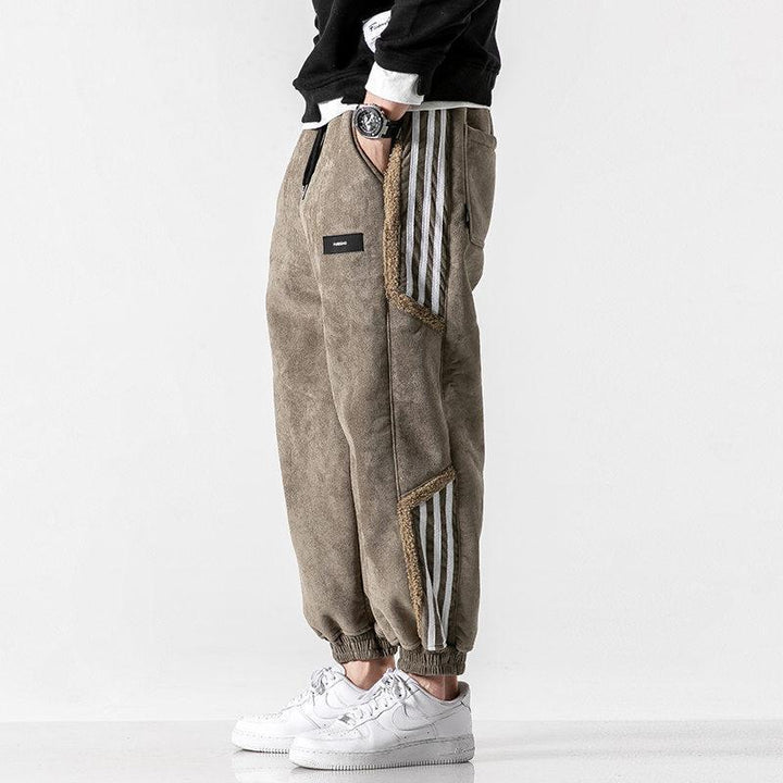 Närbild på sidan av de khaki-färgade herrjoggers med unika sidoränder
