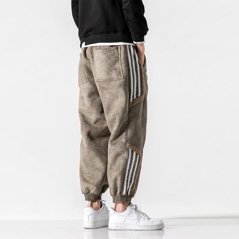 Bakifrån av man iklädd khaki-färgade herrjoggers med elastisk midja
