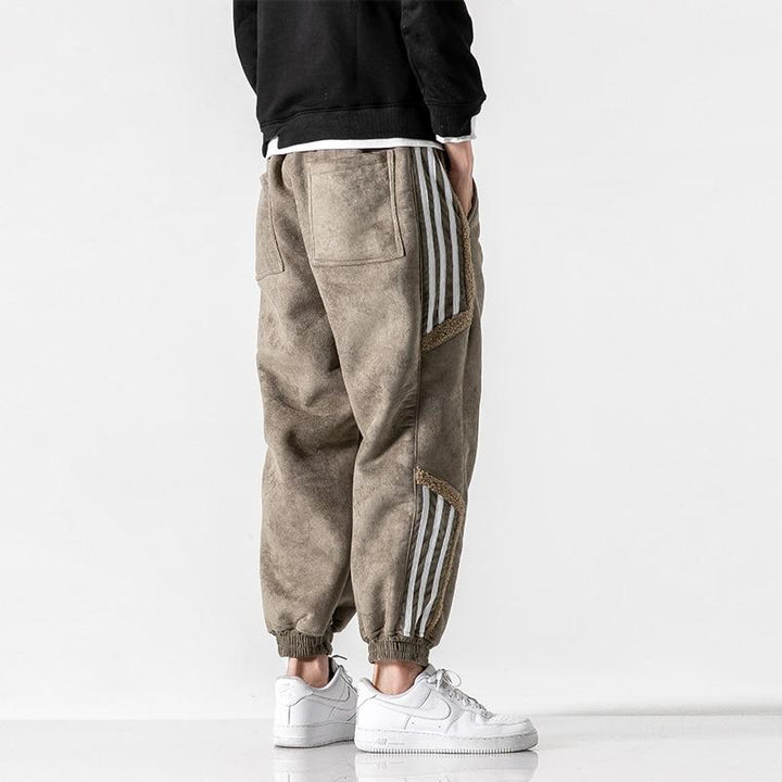 Bakifrån av man iklädd khaki-färgade herrjoggers med elastisk midja