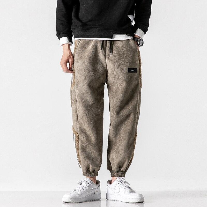Beige herrjoggers i sportig modell med sidoreflekser för ökad synlighet