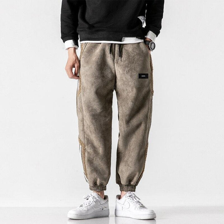 Beige herrjoggers i sportig modell med sidoreflekser för ökad synlighet