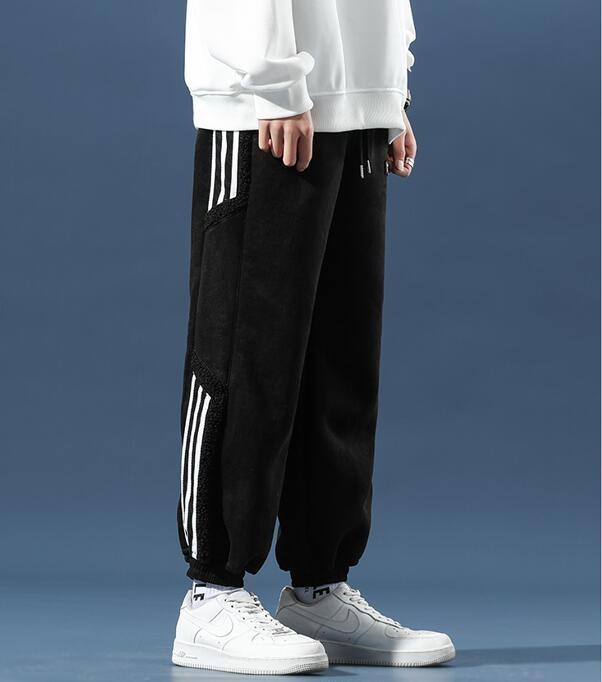 Stilrena svarta streetwear-byxor med praktiska fickor och skön passform