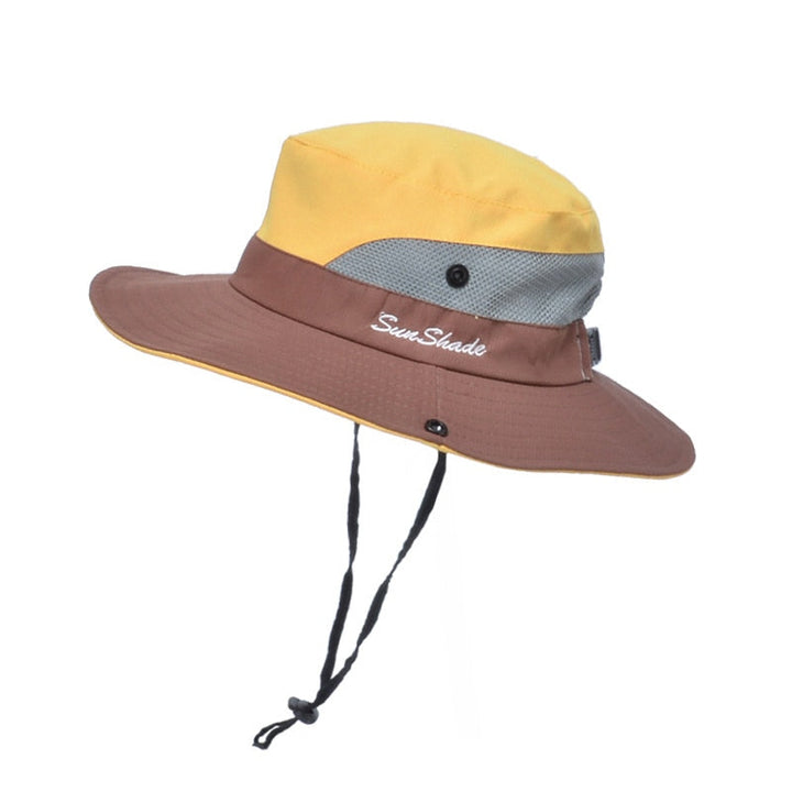 Beige sommarmössa för barn med brett brätte och UV-skydd i lätt material