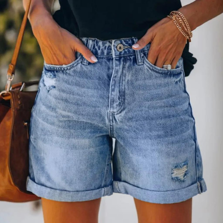Dam iförd ljusblå högmidjade jeansshorts framifrån med fickor